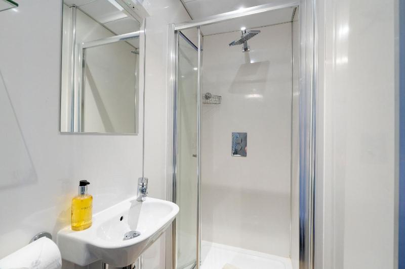 Quadruple Room image 3