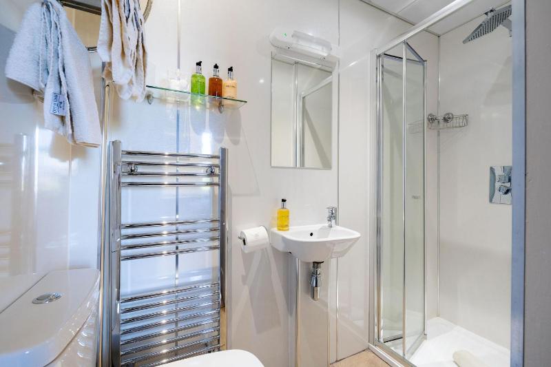 Quadruple Room image 4