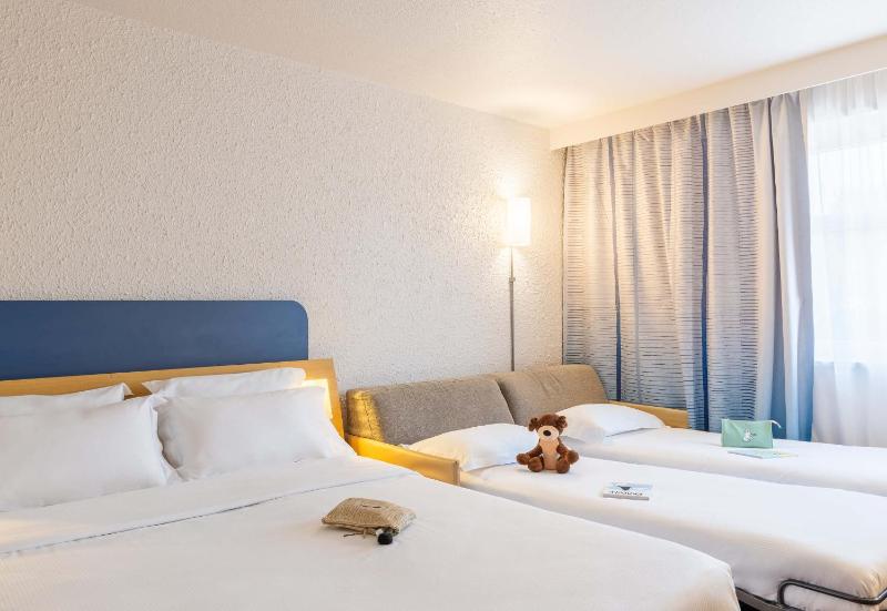 Standard Room - 1 double bed and 2-seater sofa bed image 2