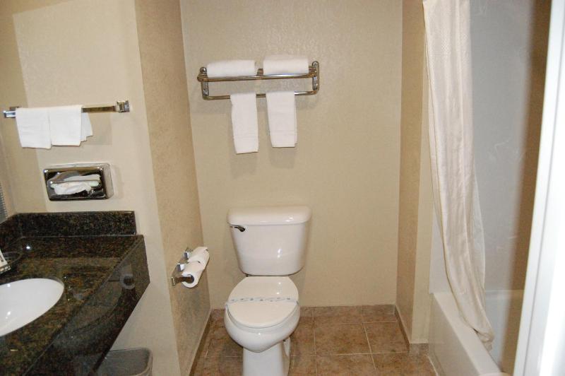 Queen Room image 3
