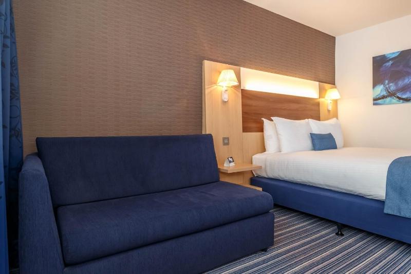Standard Double Room with Sofa Bed and Free Hot Breakfast image 2