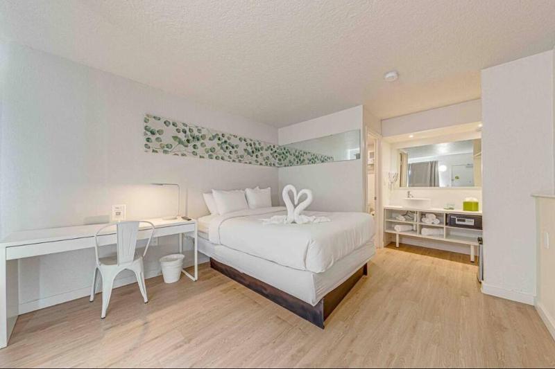 Travel Lodge by Wyndham 10 min from Disney - image 1