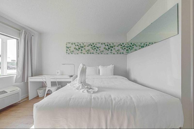 Travel Lodge by Wyndham 10 min from Disney - image 6