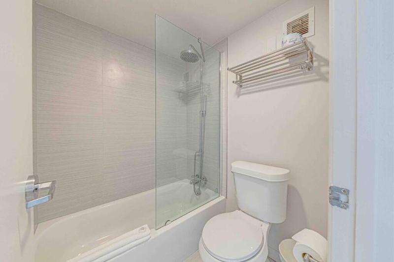 Travel Lodge by Wyndham 10 min from Disney - image 9