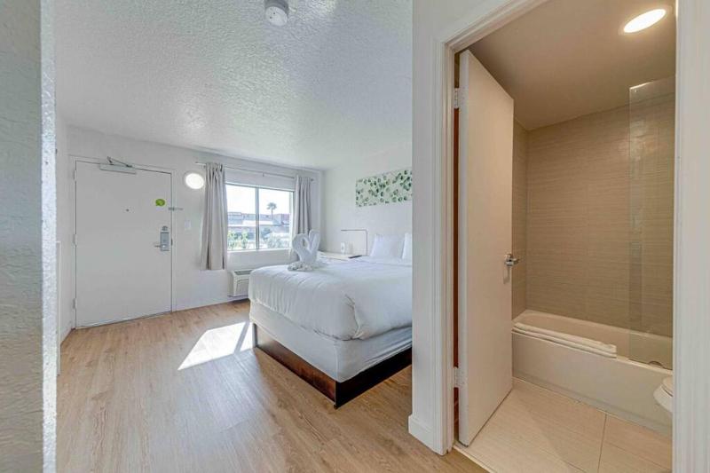Travel Lodge by Wyndham 10 min from Disney - image 5
