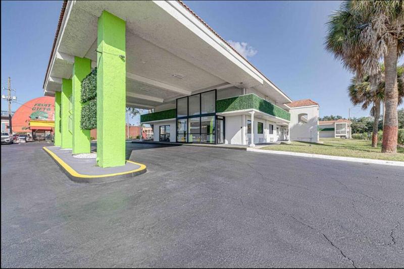 Travel Lodge by Wyndham 10 min from Disney - image 11