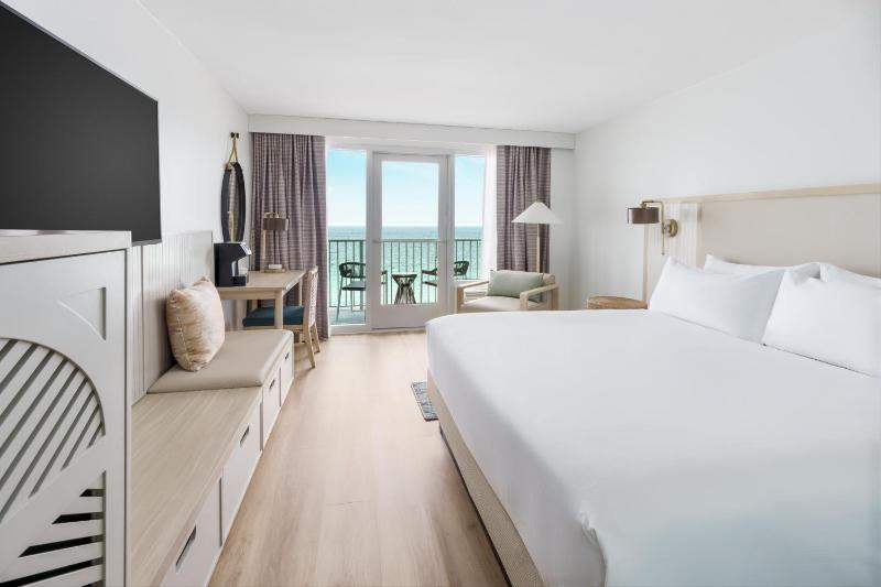 Gulf Front King Room with Balcony image 3
