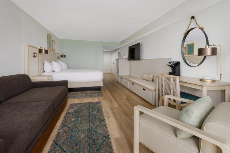King Room with Trundle Bed and Gulf Front Balcony image 2