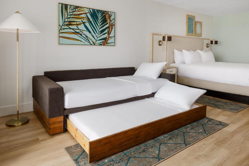 King Room with Trundle Bed and Gulf Front Balcony image 4