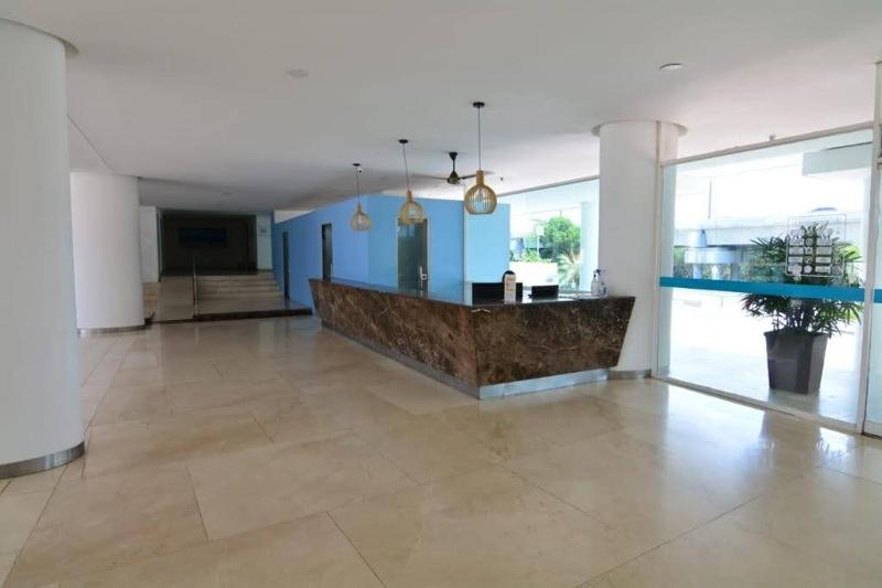 Vista directa al mar con amplia terraza y 3 habitaciones - image 14