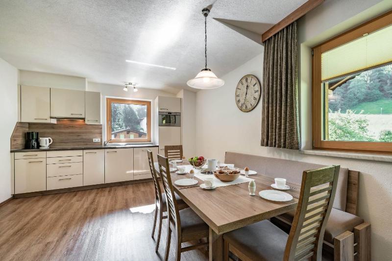 Three-Bedroom Apartment with Balcony image 2