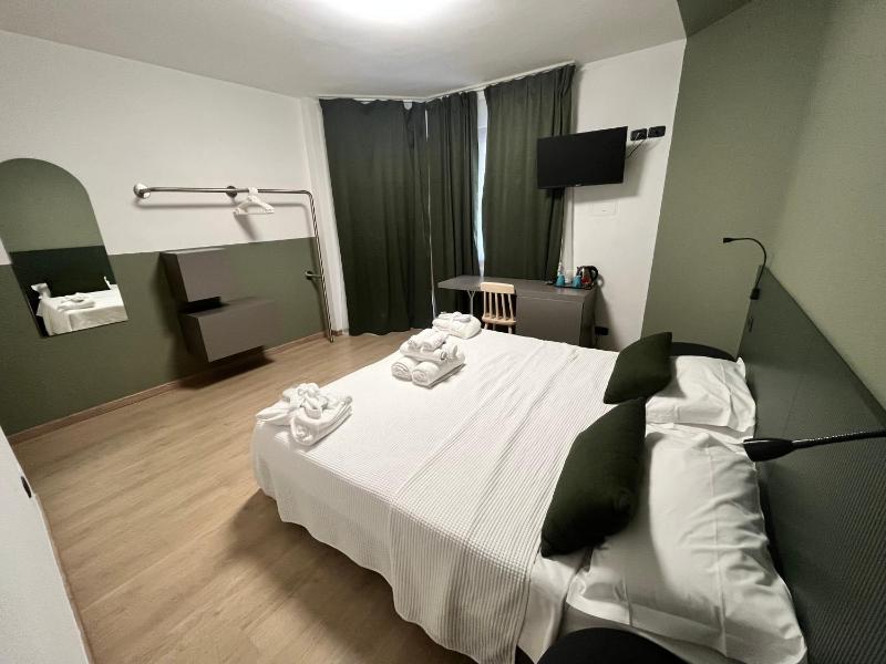 Standard Double or Twin Room image 4
