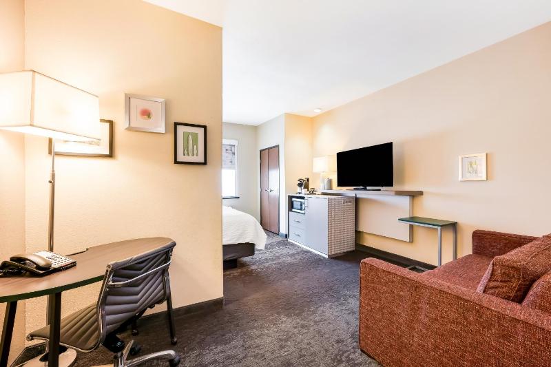 Standard King Room image 3