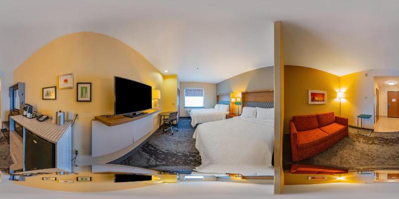 Standard Queen Room with Two Queen Beds image 4