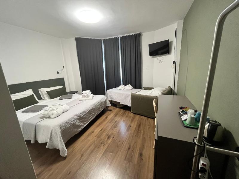 Standard Triple Room image 3