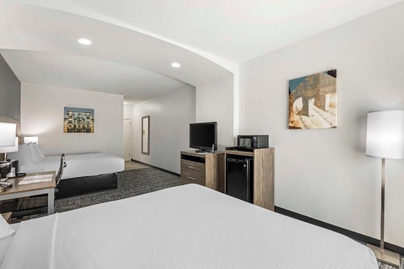 Large Queen Room with Two Queen Beds - Non-Smoking image 3