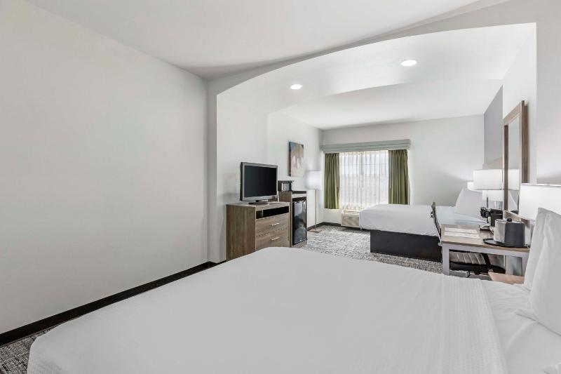 Large Queen Room with Two Queen Beds - Non-Smoking image 2
