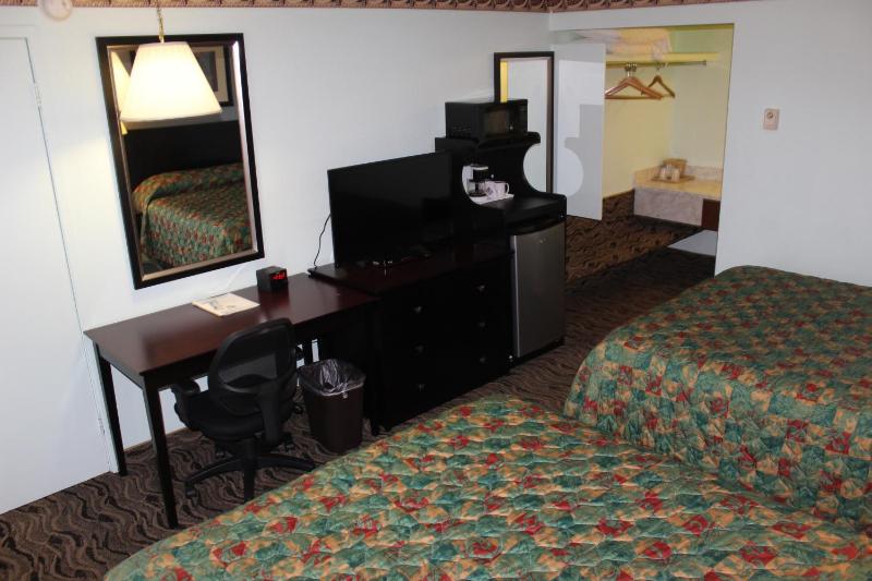 Queen Room with Two Queen Beds image 4