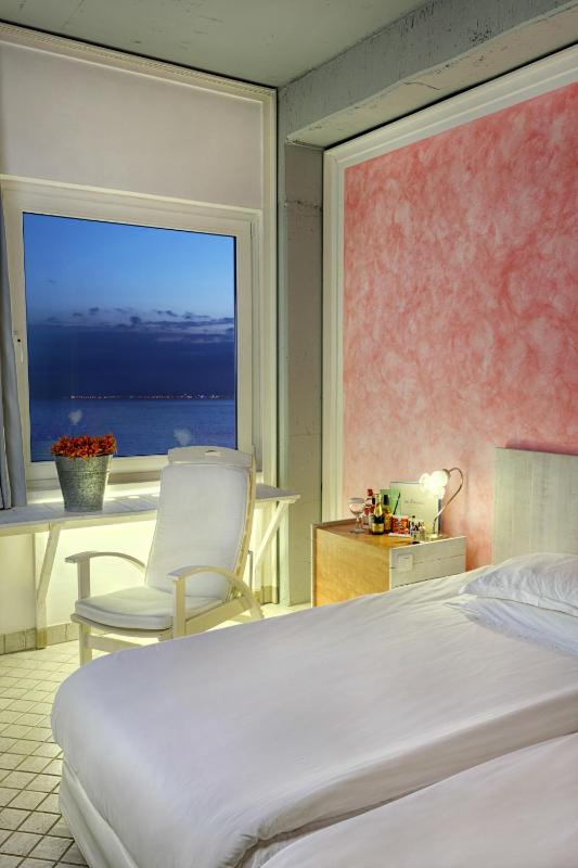 Triple Room with Sea View image 2