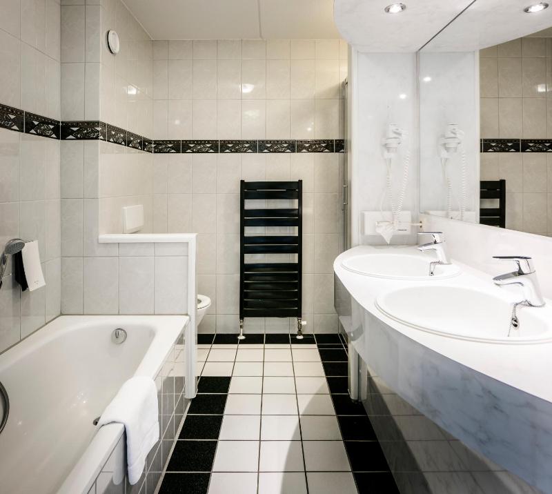 Twin Room with Bath image 1