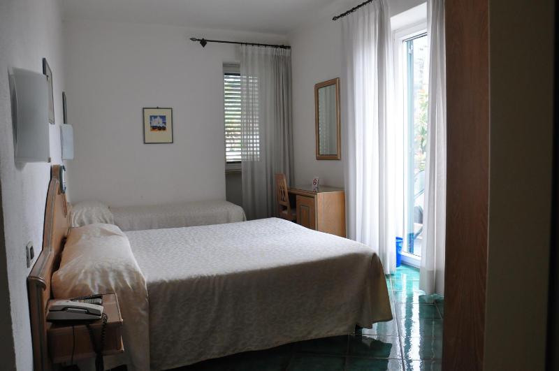 Double Room with Extra Bed image 2