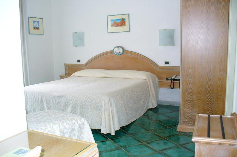 Double Room with Extra Bed image 1