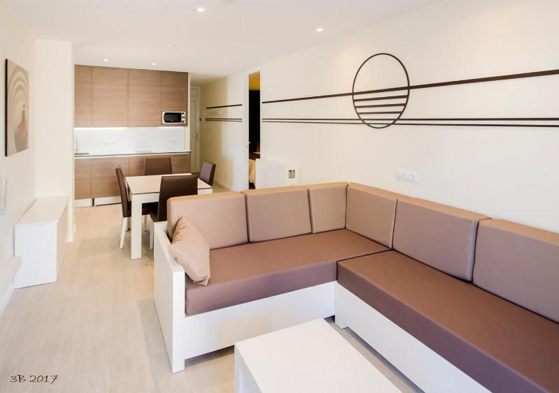 Premier One-Bedroom Apartment with City View image 1