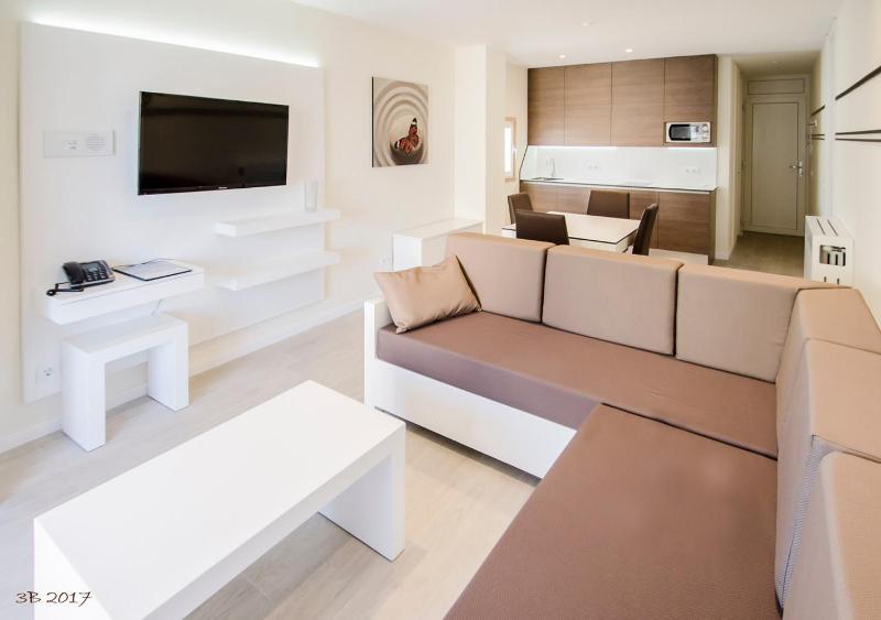 Premier One-Bedroom Apartment with City View image 4