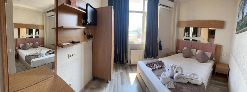 Double Room with Balcony and Sea View image 4