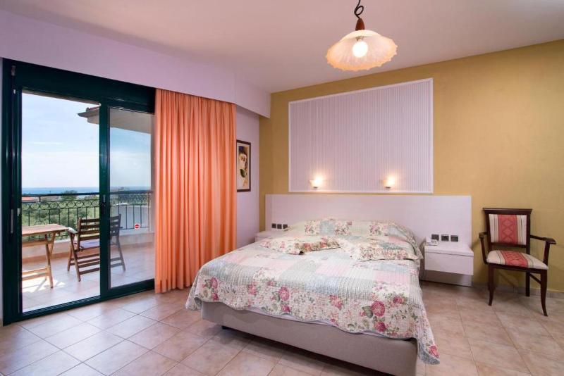 Standard Double Room image 3
