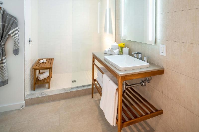 Superior, Guest room, King image 4