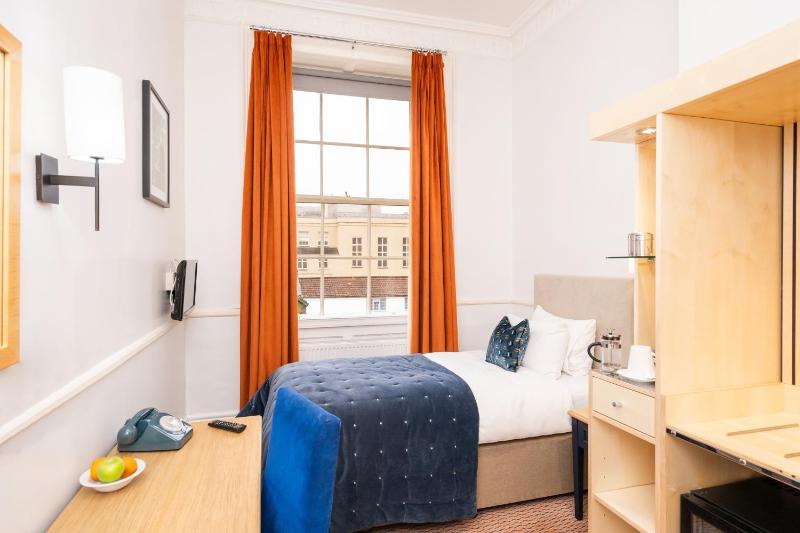 Single Room image 4