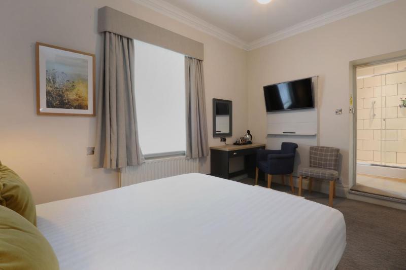 Standard Double Room image 4