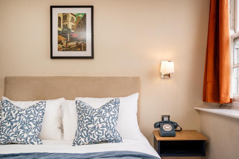 Small Double Room image 4