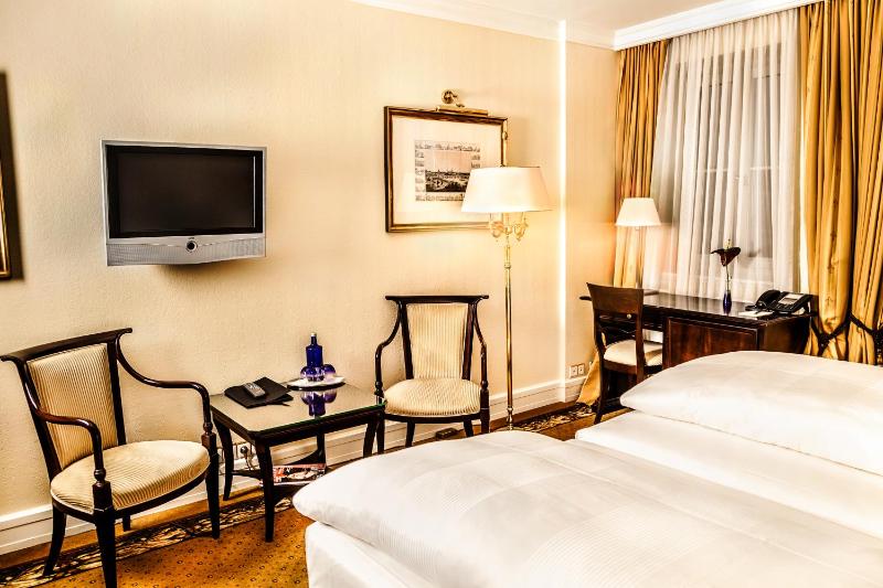 Executive Double Room image 4
