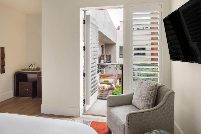 King Room with Garden View and Balcony image 2