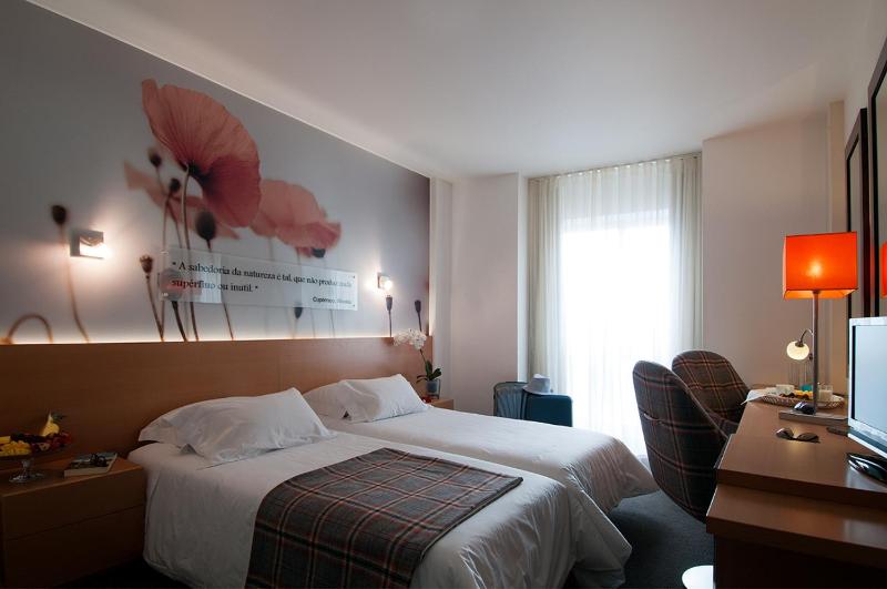 Twin Room image 4