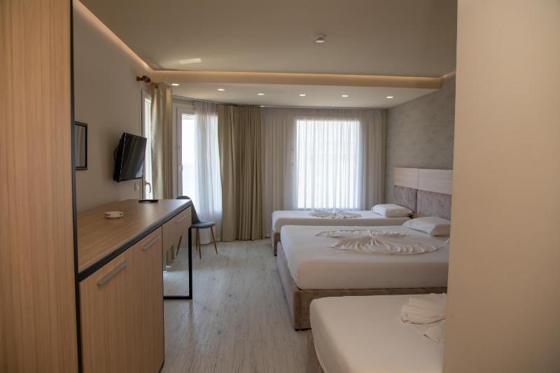 Quadruple Room image 2