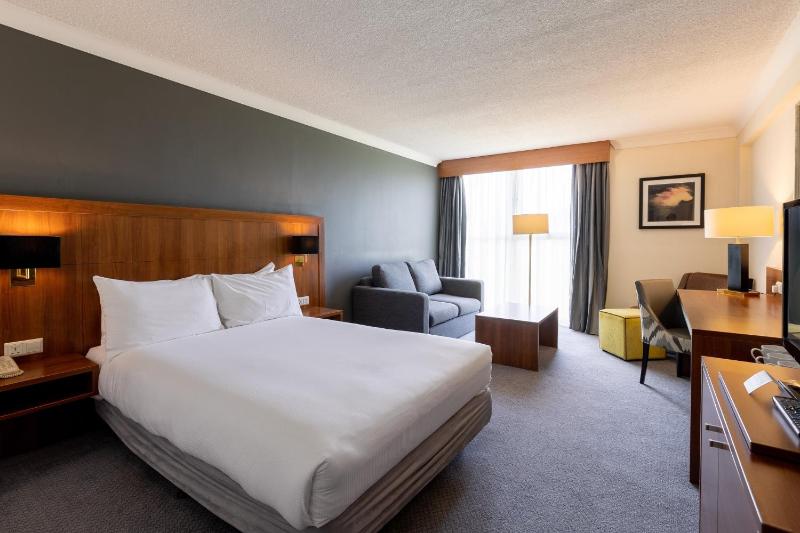Standard King Room with Sofa Bed image 4