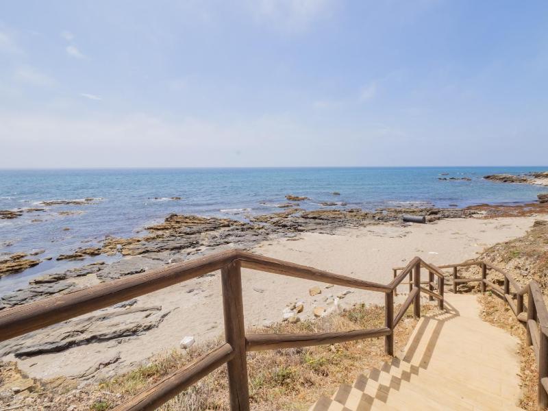 Cubo's El Faro Beach Apartment with Pool - image 3