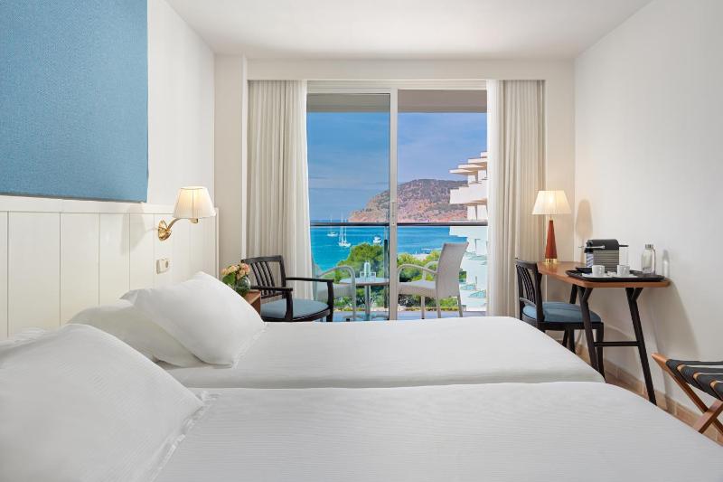 Superior Double or Twin Room with Sea View image 1