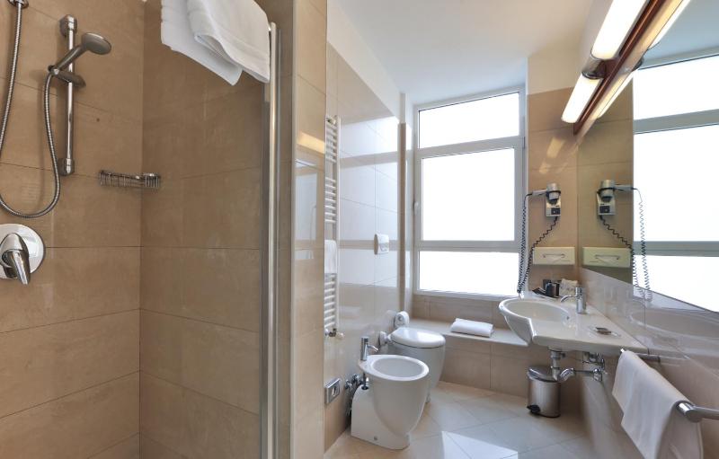 Twin Room image 2