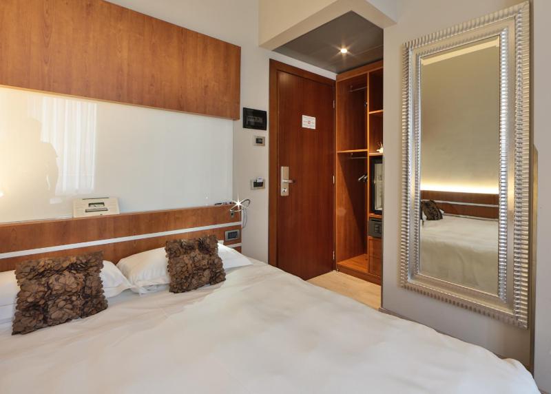 Double Room with French Bed image 3