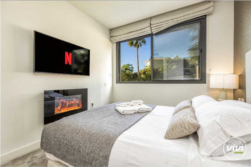ViVi Homes - Las Palmas Pool Sauna Gym & Beach - image 13