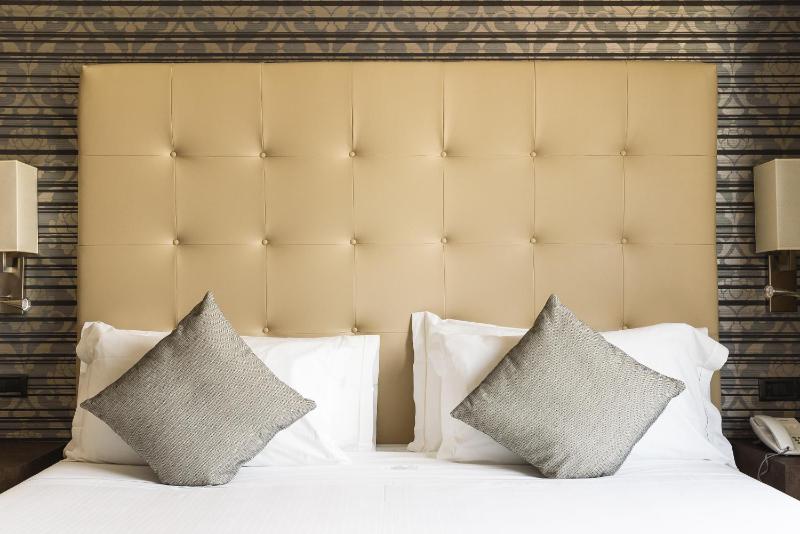 Deluxe Double or Twin Room image 2