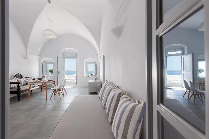 Luxury Cave Villa with Caldera View and Ιndoor Hοt Τub image 2