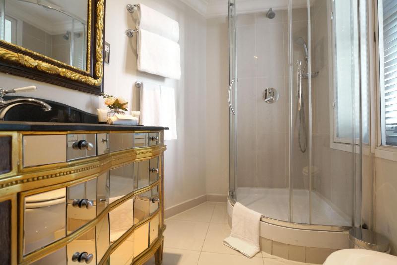 Queen Double Room image 2