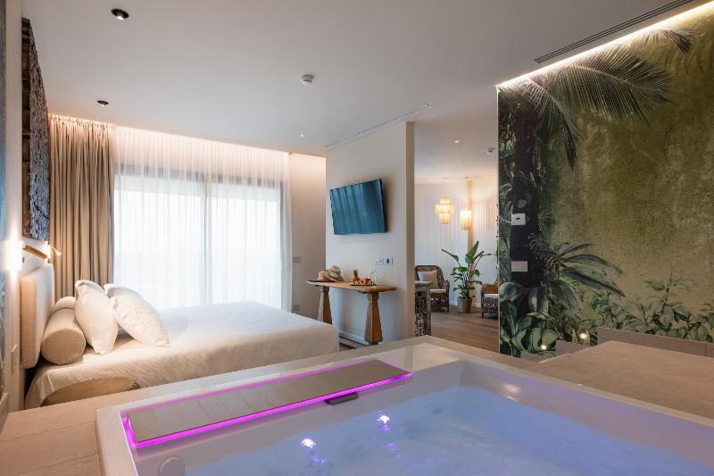 Suite with Hot Tub image 1