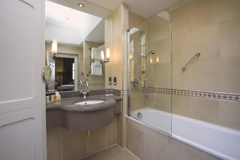 Classic Double Room image 3