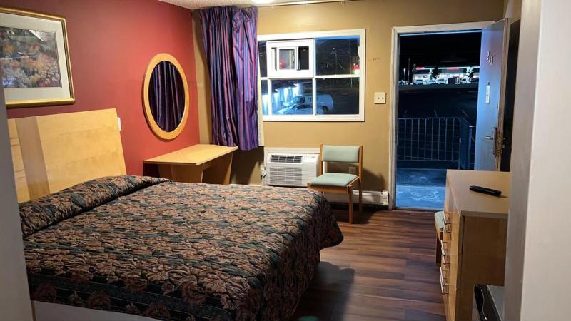 Standard King Room - Non-Smoking  image 3